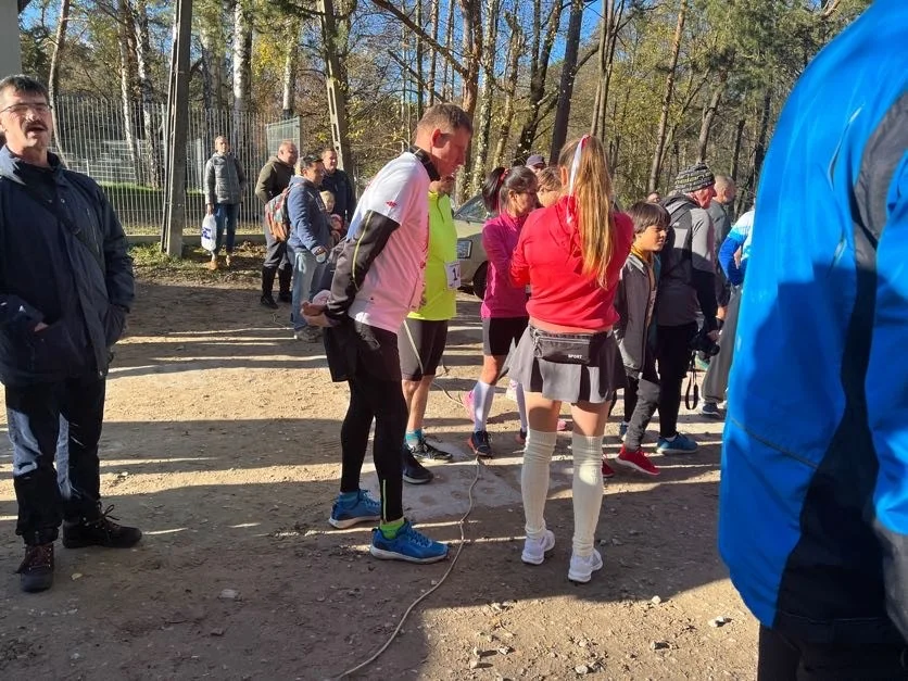 VIII edycja Spaceru i Biegu do Niepodległości w Grotnikach. Piękna pogoda zachęcała do aktywnego spędzania czasu!