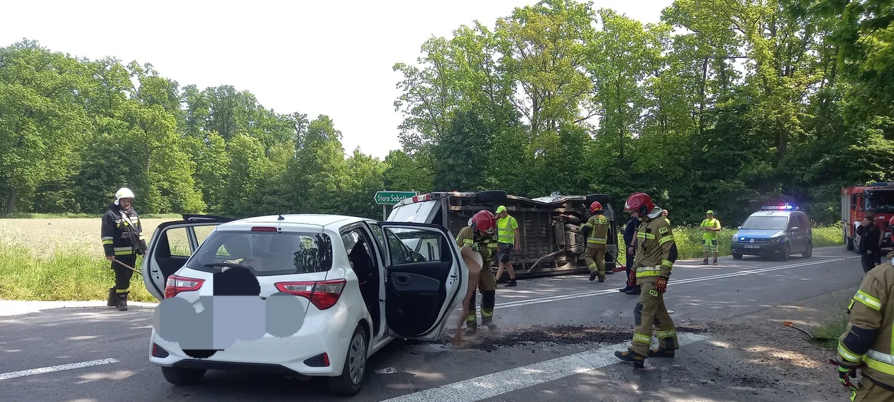 Zderzenie dwóch samochodów na skrzyżowaniu. W akcji wszystkie służby [ZDJĘCIA] - Zdjęcie główne