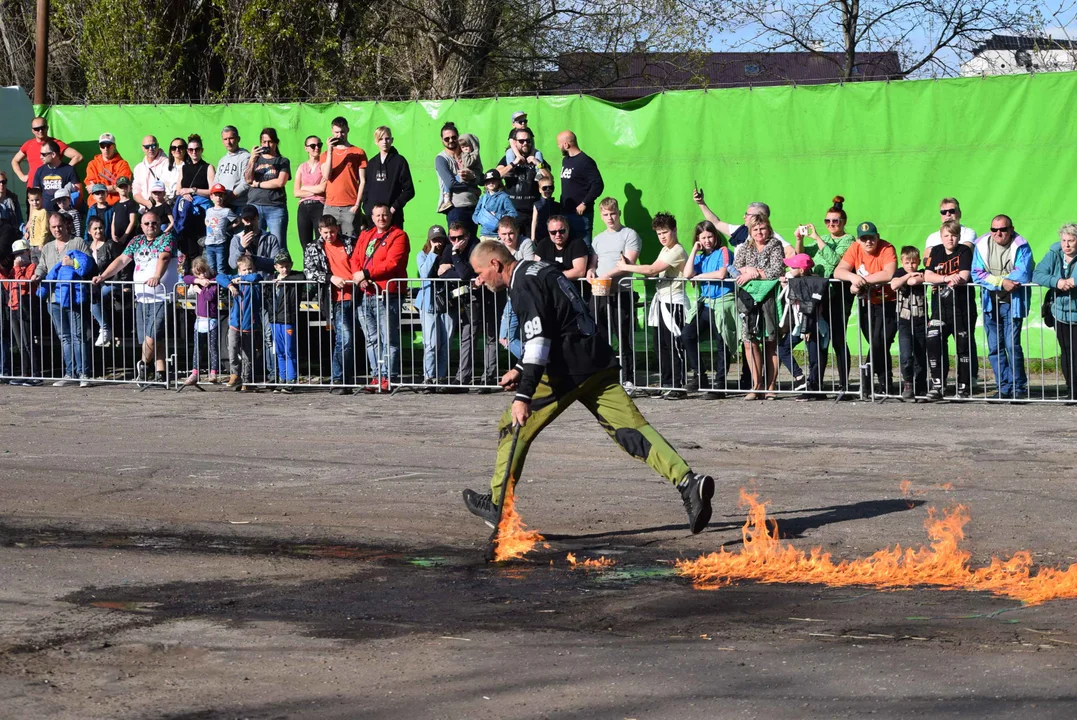 Giganty na czterech kołach zrobiły duże show! Widowiskowy pokaz monster trucków