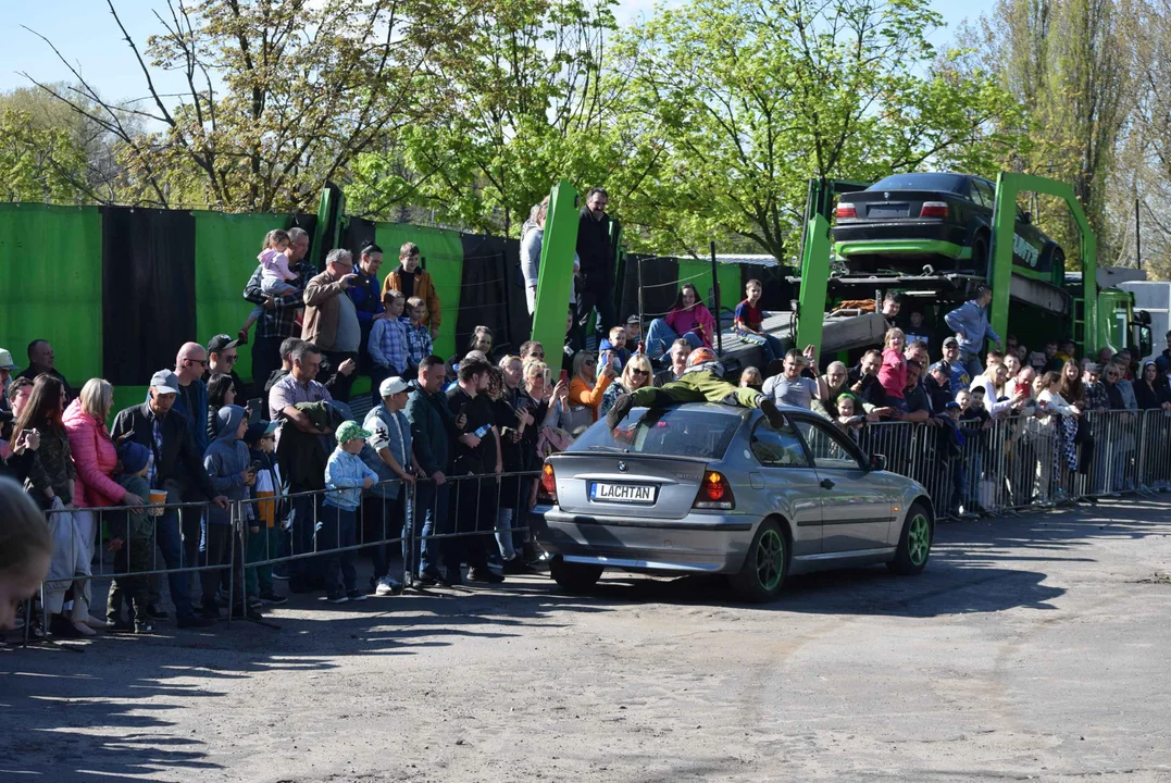 Giganty na czterech kołach zrobiły duże show! Widowiskowy pokaz monster trucków