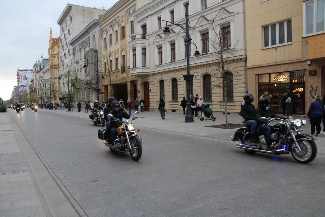 Wielka parada motocyklowa na ulicy Piotrkowskiej w Łodzi