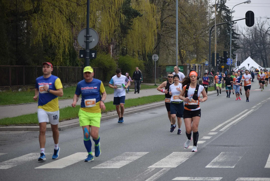 DOZ Maraton ulicami miasta. Zobacz zdjęcia z biegu głównego