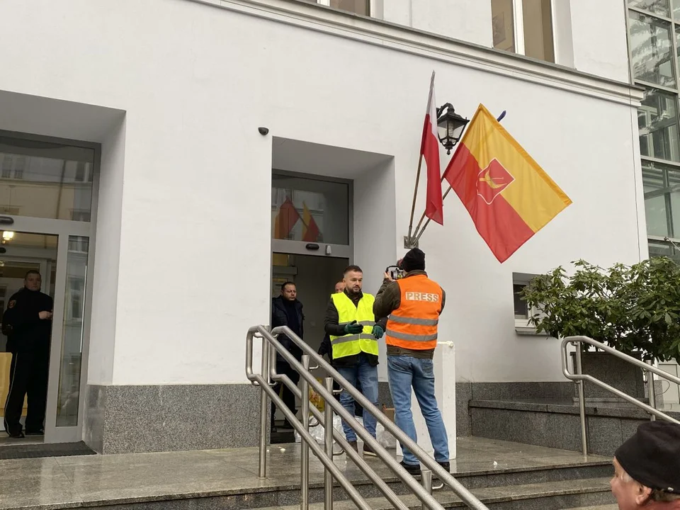 Na znak protestu aleksandrowski radny chciał zamurować wejście do łódzkiego magistratu