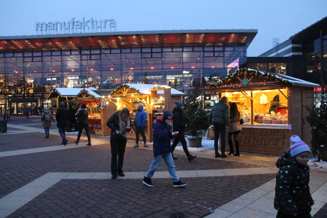 Jarmark bożonarodzeniowy na rynku Manufaktury w Łodzi