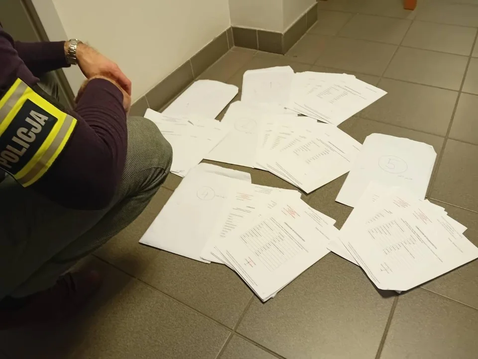 Łódzkie: Fałszowali legitymacje i wyłudzali pieniądze, podszywając się pod szkoły