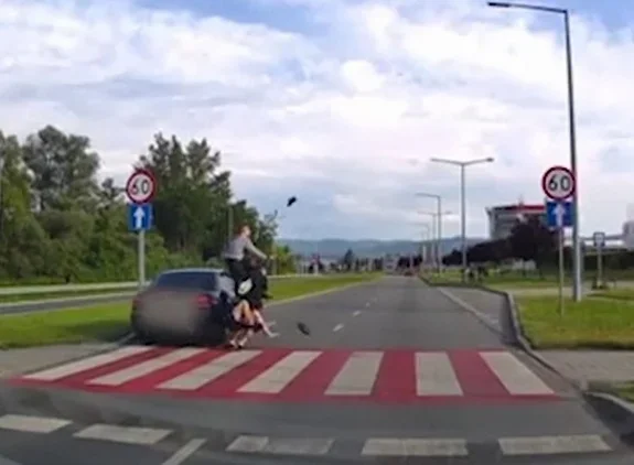 Kierowca nawet nie próbował hamować. Trzech nastolatków przeleciało przez maskę BMW. Policja: Obejrzyjcie ten film ku przestrodze - Zdjęcie główne