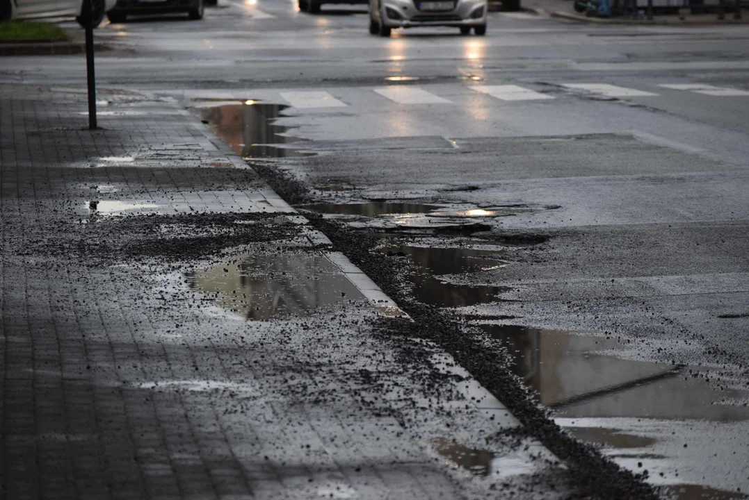 Fatalny stan drogi przy przystanku w centrum Łodzi. Z dziur robią się jeziora, a krawężniki nie istnieją [zdjęcia]