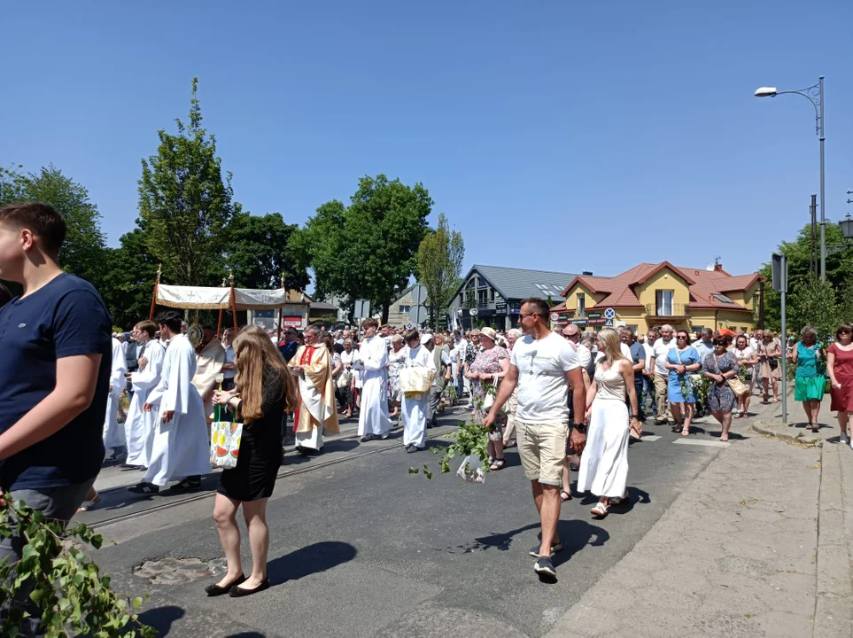 Ulicami Zgierza przeszły procesje Bożego Ciała.