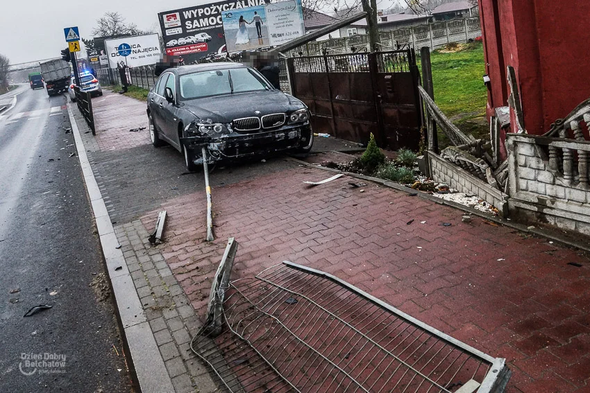 Wypadek w Grocholicach. Ciężarówka zderzyła się z BMW