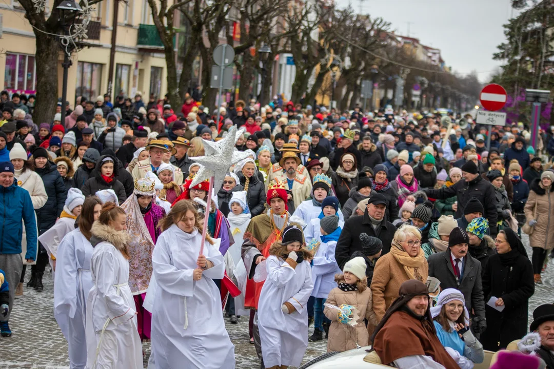 Tłumy w centrum. Przez Kutno przeszedł korowód wiernych [ZDJĘCIA] - Zdjęcie główne