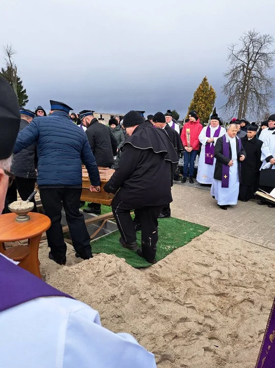 Parafianie żegnali księdza Mirosława. Duchowny zmarł podczas mszy świętej