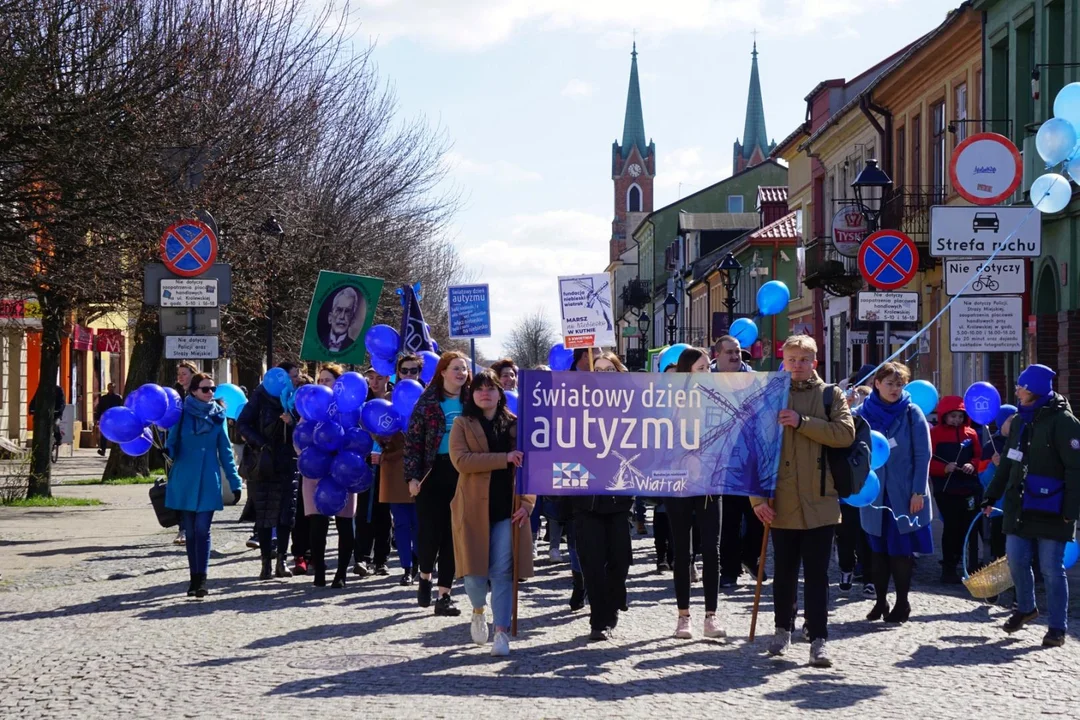 Tłumy w centrum, przez Kutno przeszedł Niebieski Marsz [ZDJĘCIA] - Zdjęcie główne