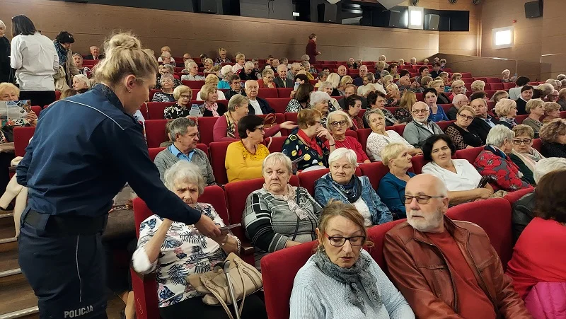 Kutnowska policja ostrzega: seniorzy coraz częściej padają ofiarą oszustw [ZDJĘCIA] - Zdjęcie główne