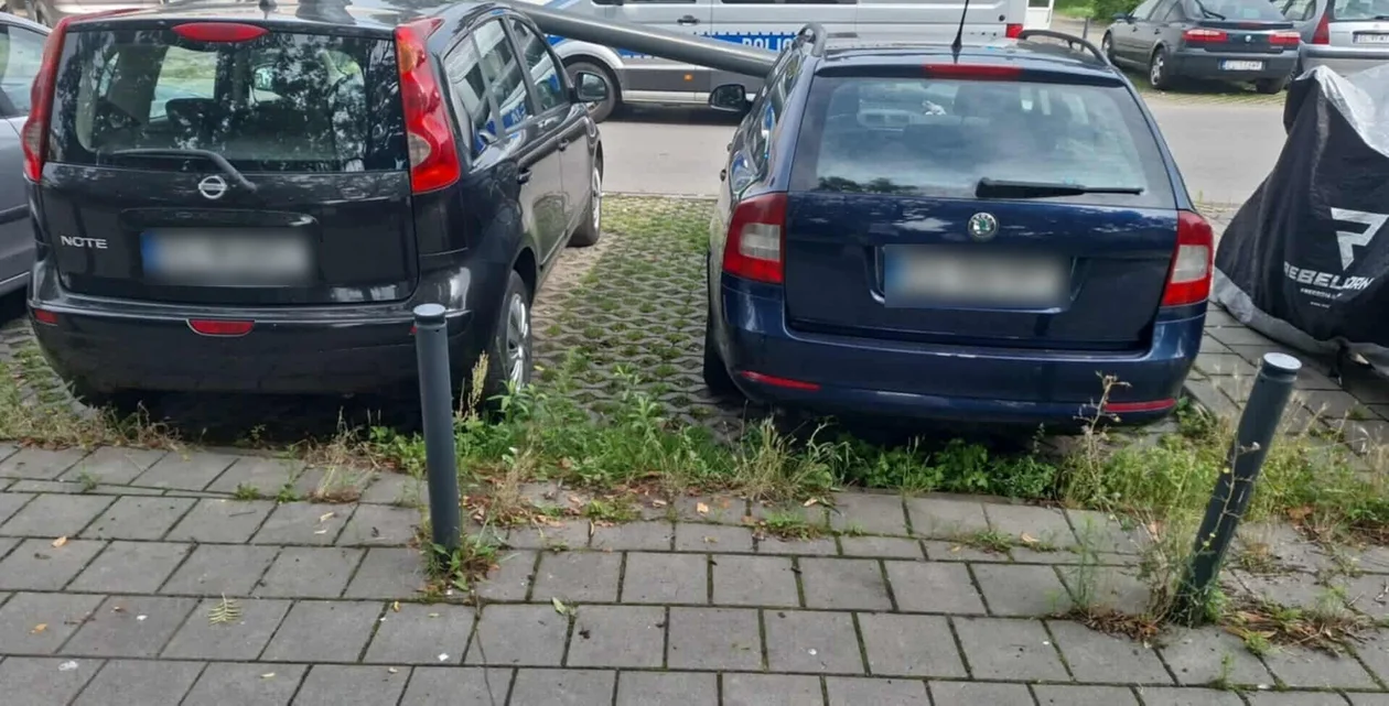 Samochody uszkodzone, ścięta latarnia na Zarzewie