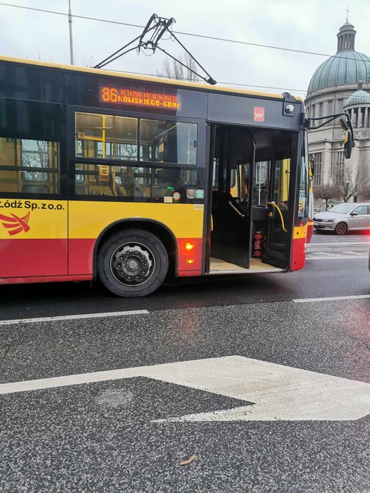 Kolizja autobusu MPK Łódź z tramwajem przed rondem Solidarności