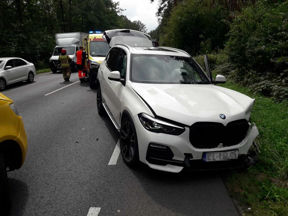 Wypadek z udziałem dwóch BMW - trzy osoby trafiły do szpitala. Duże utrudnienia w ruchu!