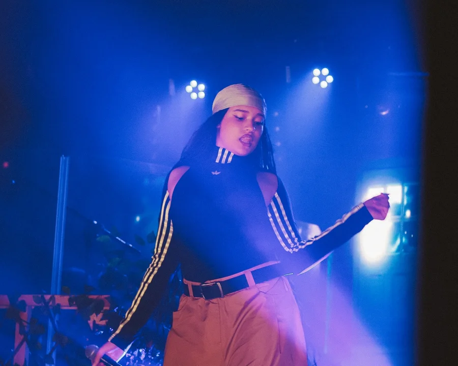 Sara James w Scenografii