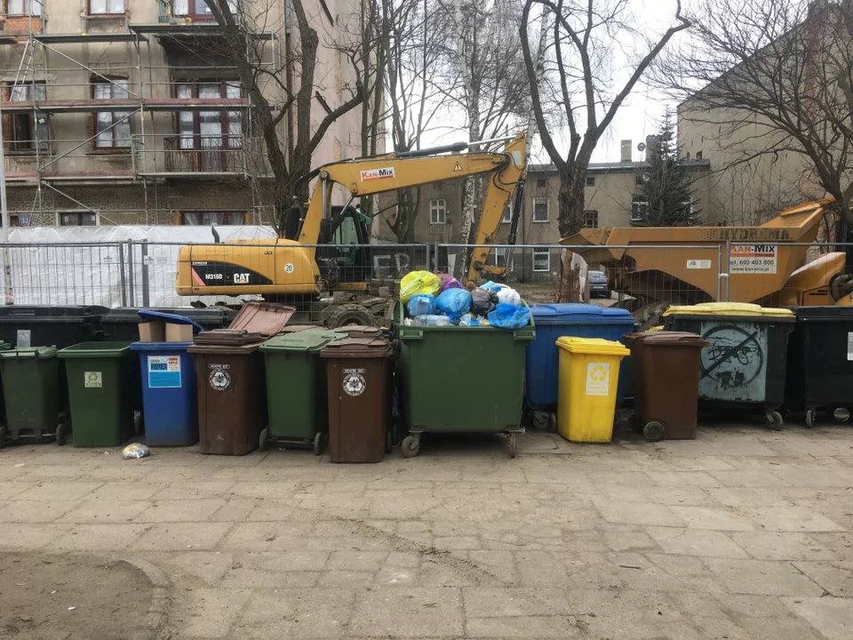 Śmierdzący problem na ulicy Mielczarskiego. Ulica tonie w śmieciach.