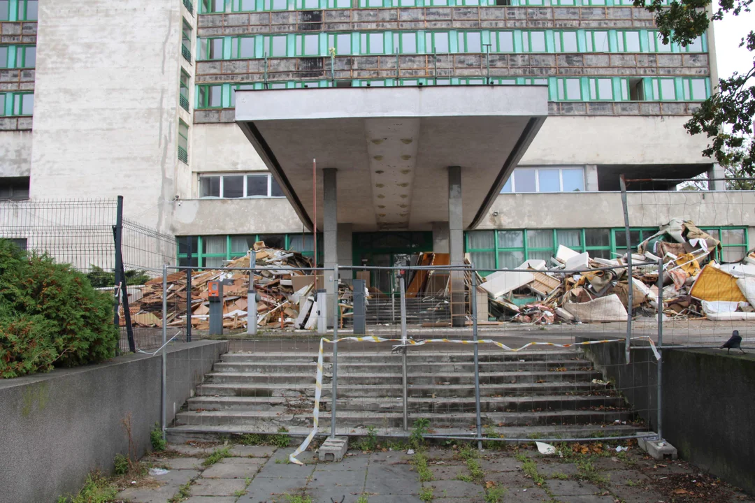 Znika jeden z symboli Łodzi. Trwa rozbiórka hotelu Światowit przy al. Kościuszki w Łodzi [ZDJĘCIA] - Zdjęcie główne