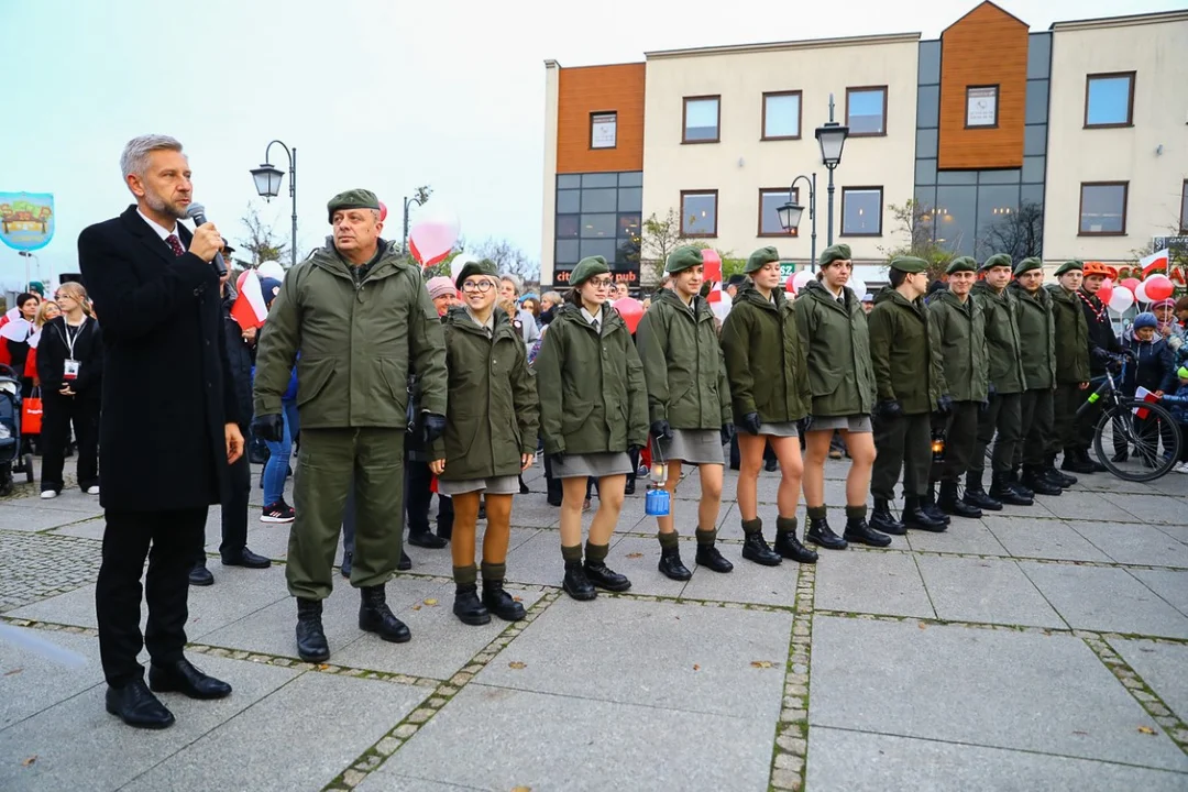 Pochody 11 listopada w Zgierzu. Mieszkańcy tłumnie uczestniczyli w uroczystościach Święta Niepodległości.