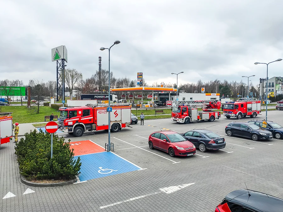 Akcja strażaków w bełchatowskiej galerii. Pracownicy w panice wybiegli ze sklepów [FOTO] - Zdjęcie główne