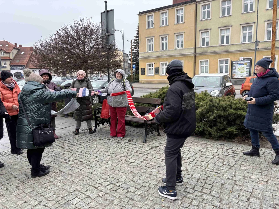 Pomnik w centrum miasta udekorowany przez grupę „Zamontanki”