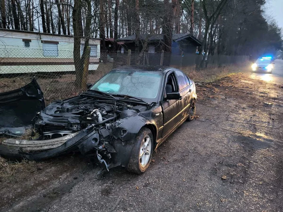 Tak się kończy brawurowa jazda. BMW "skasowane", młody kierowca w szpitalu [FOTO] - Zdjęcie główne