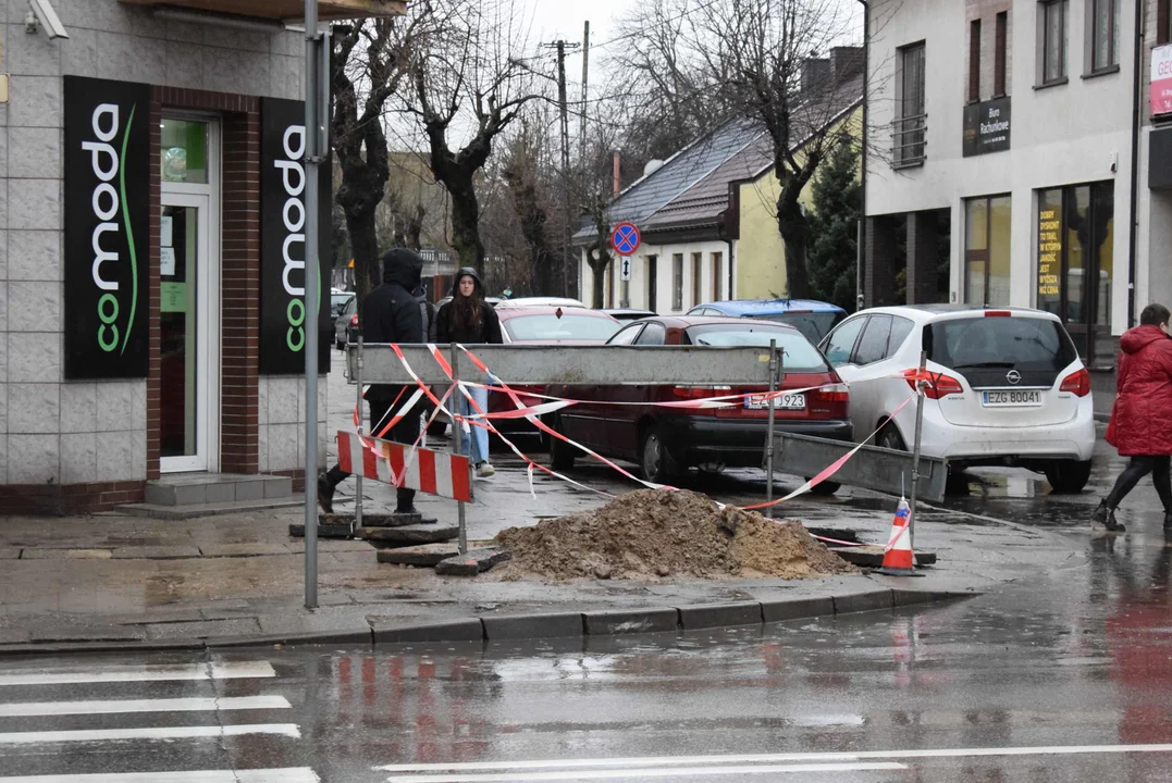 Rozłożony chodnik na ulicy Długiej