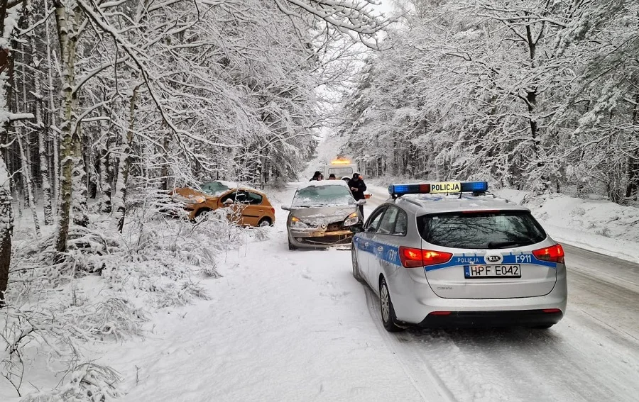 Uwaga kierowcy! Niebezpiecznie na drogach. Renault wpadło w poślizg i zderzyło się z peugeotem [FOTO] - Zdjęcie główne