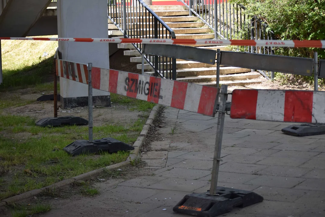 Zwisający kawałek betonu z wiaduktu przy ul. Dąbrowskiego w Łodzi