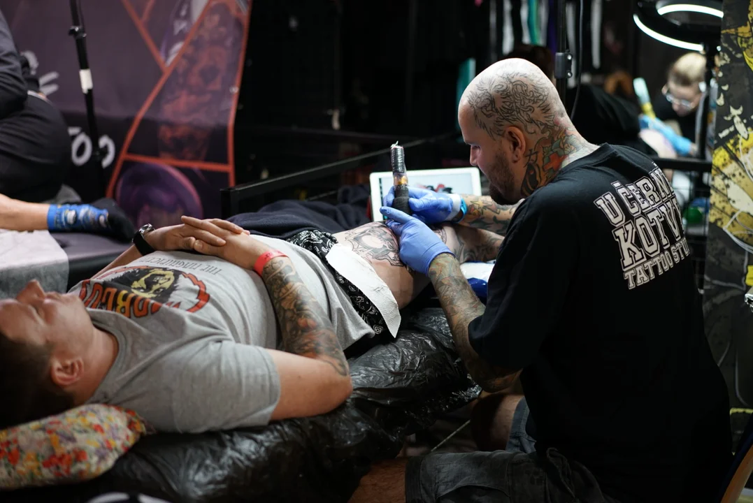 Łódź Tattoo Konwent w Atlas Arenie, wielu łodzian z nowymi dziarkami.