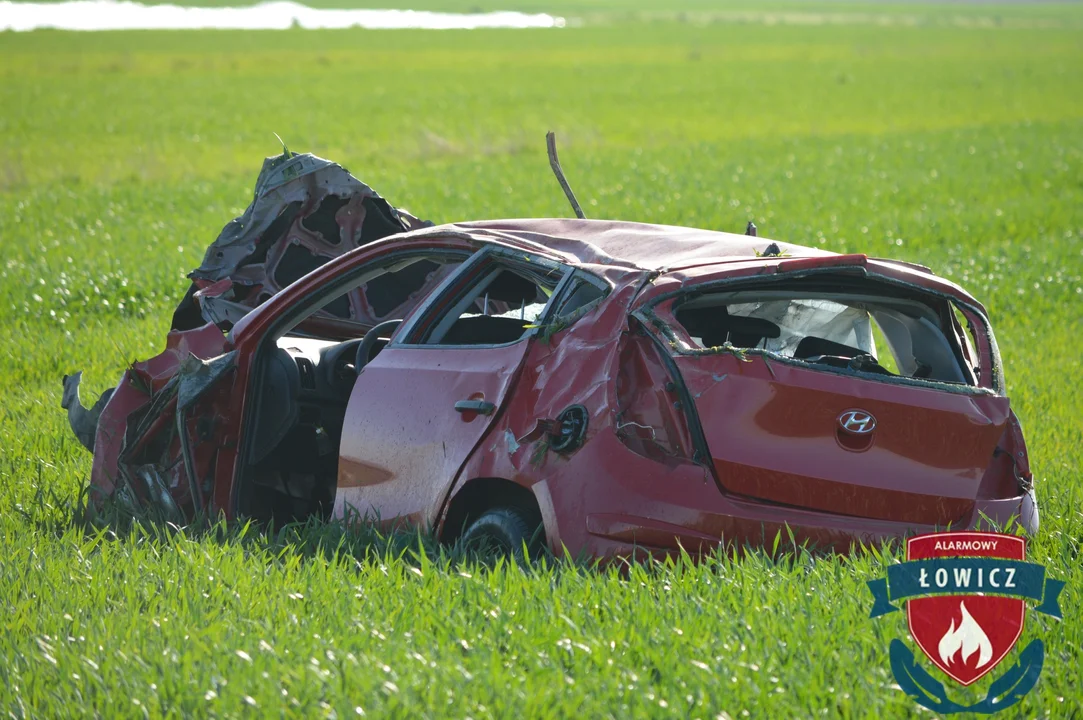 Auto uderzyło w drzewo i dachowało. Zginął 39-latek [ZDJĘCIA] - Zdjęcie główne