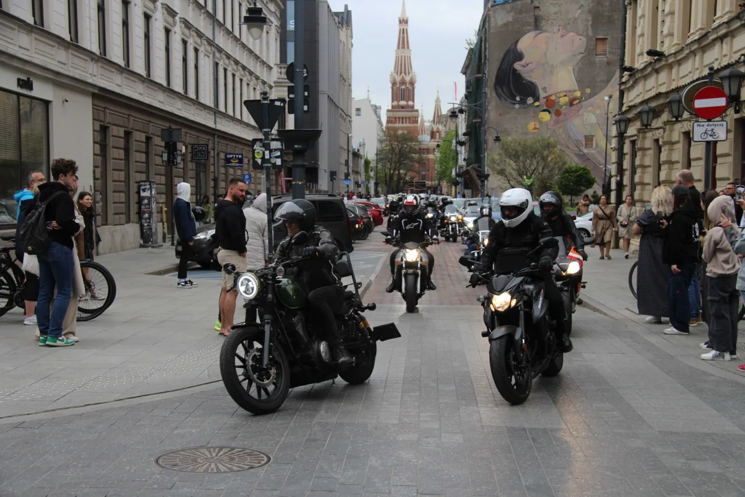 Wielka parada motocyklowa na ulicy Piotrkowskiej w Łodzi