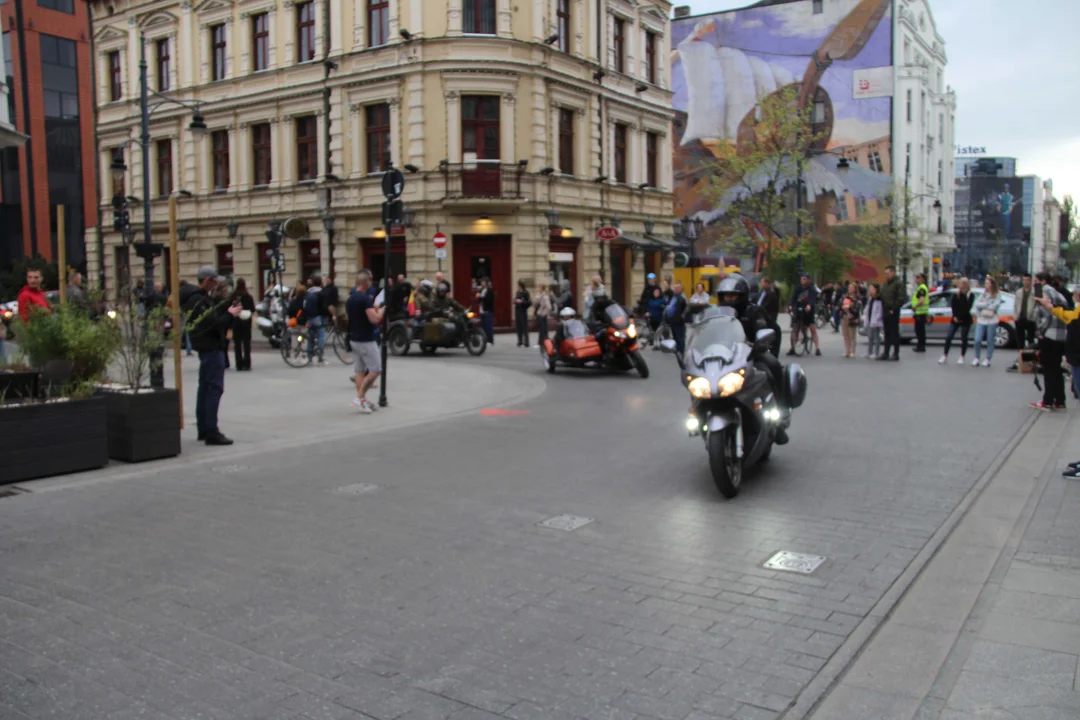 Wielka parada motocyklowa na ulicy Piotrkowskiej w Łodzi