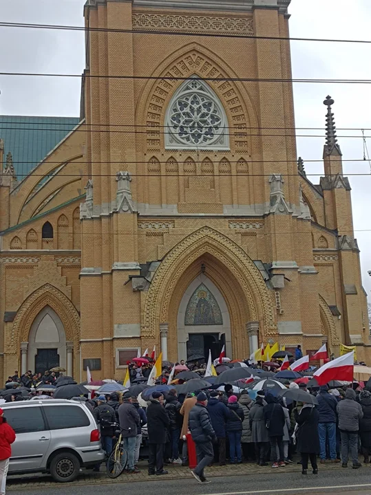 Marsz papieski w Łodzi. Setki łodzian ruszyło ulicami miasta [zdjęcia]