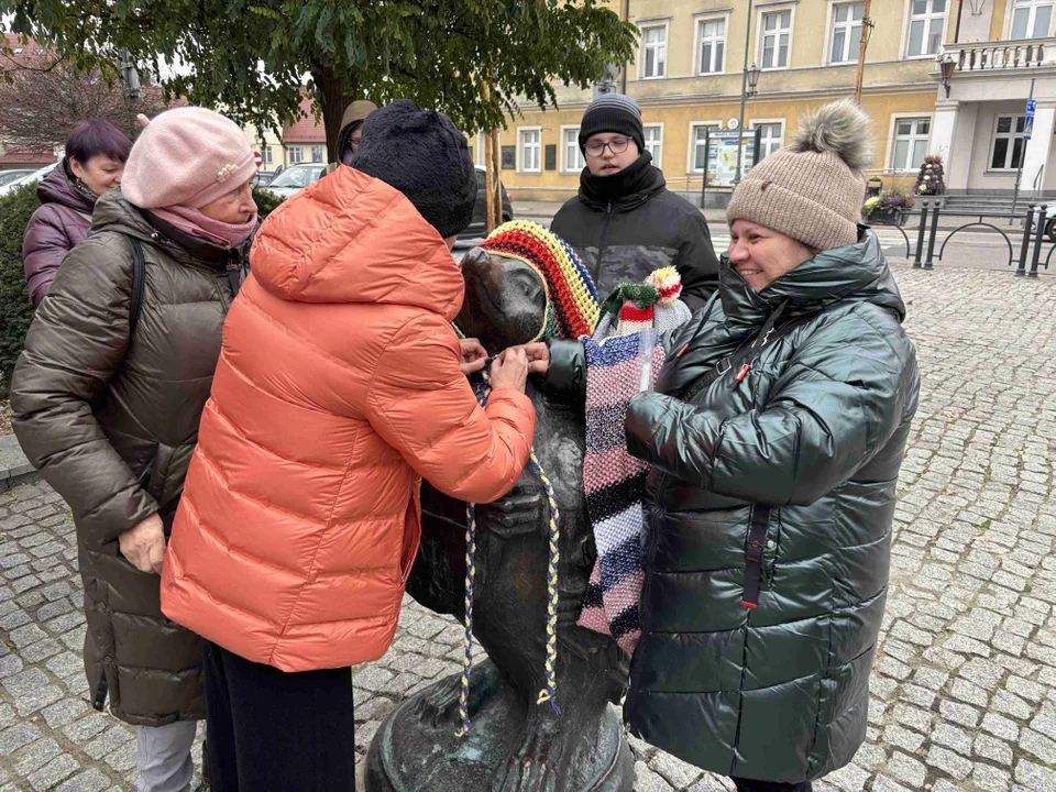 Pomnik w centrum miasta udekorowany przez grupę „Zamontanki”