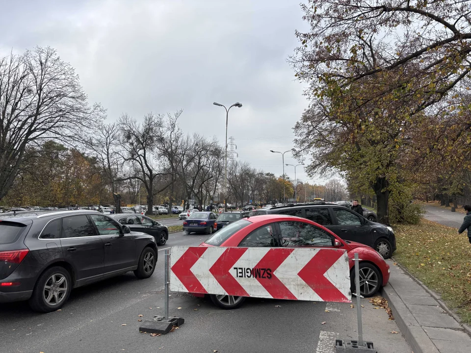 Korki w okolicach cmentarza na Dołach