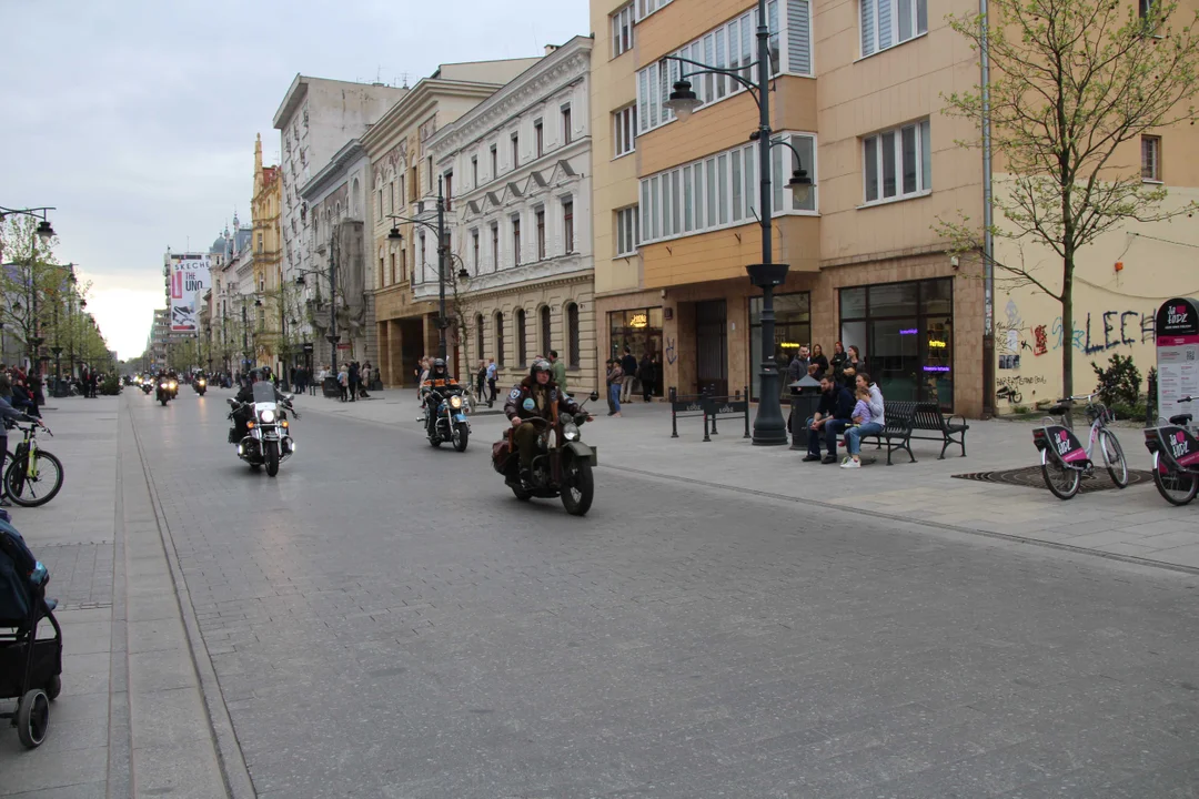 Wielka parada motocyklowa na ulicy Piotrkowskiej w Łodzi