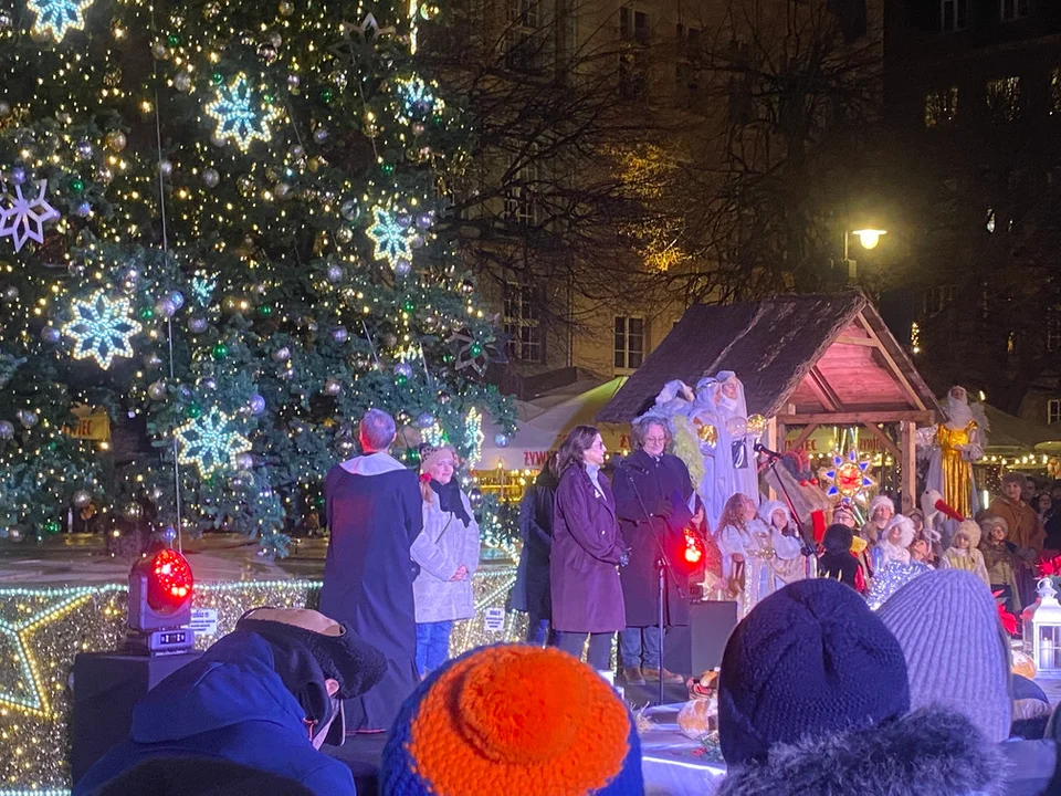 Gdańska Wigilia 2025. Mieszkańcy spotkali się przy wigilijnym stole na Długim Targu