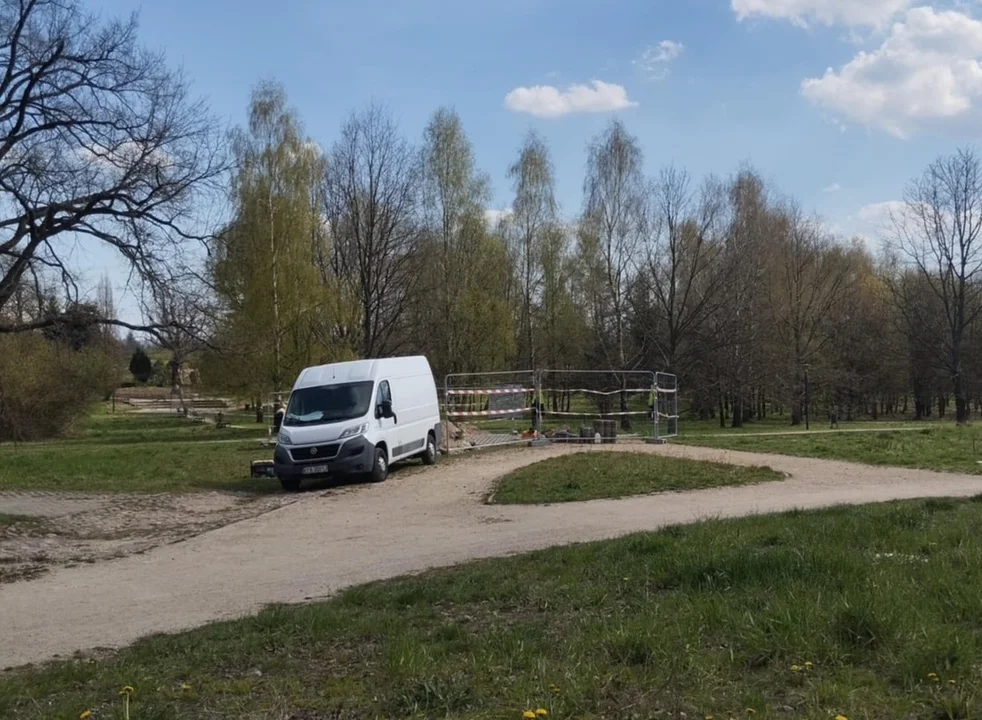 Prace przy mostku w parku Ocalałych w Łodzi