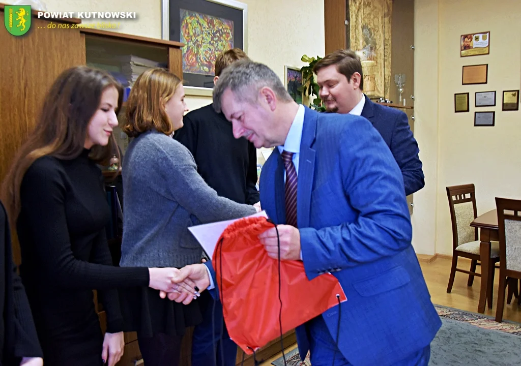 Władze powiatu podziękowały uczniom za udział w patriotycznych obchodach