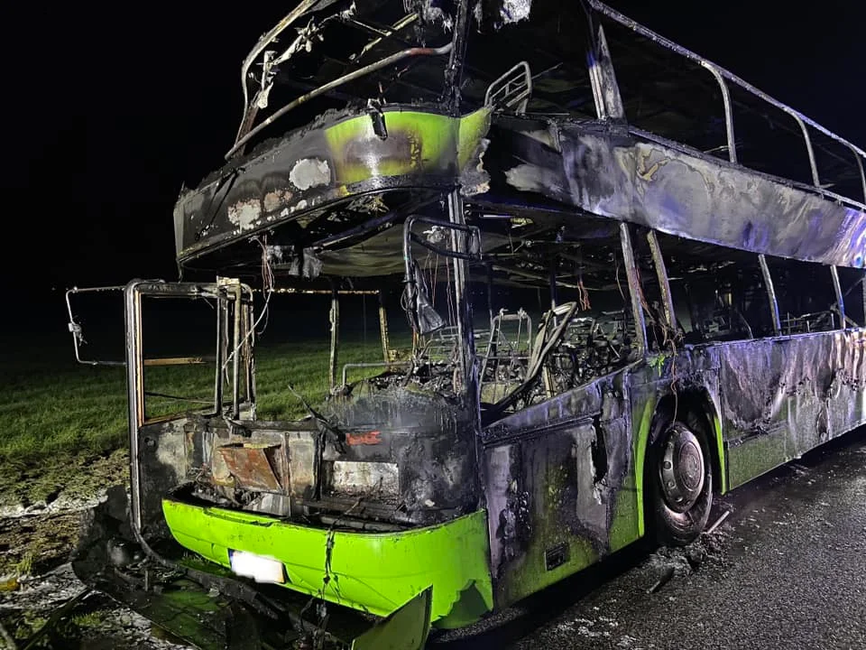 Potężny pożar autobusu w Łódzkiem. Pojazd doszczętnie spłonął