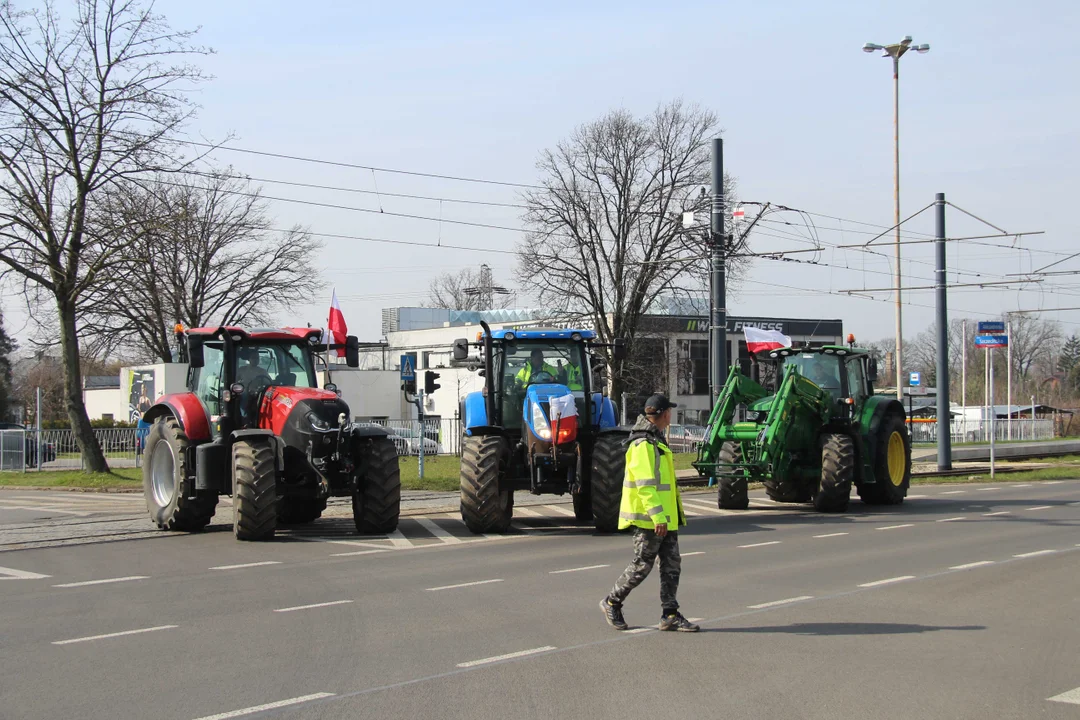 Protest rolników w Łodzi - skrzyżowanie Aleksandrowska/Szczecińska