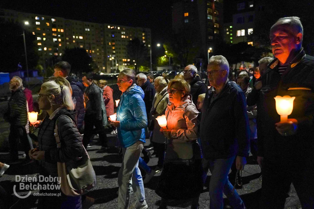 Wierni z lampionami przeszli ulicami miasta. Różaniec pod osłoną nocy [FOTO] - Zdjęcie główne