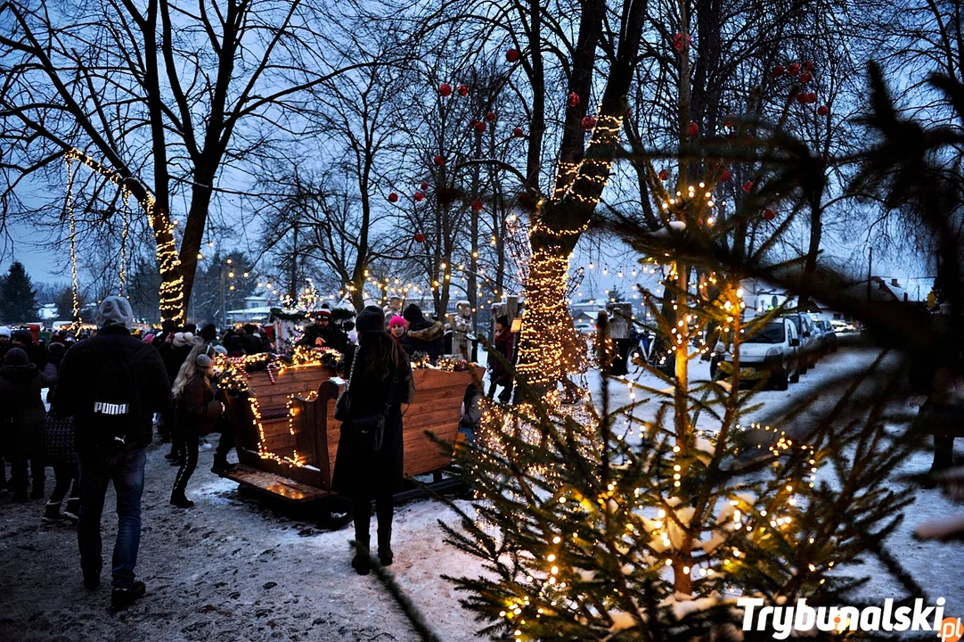 Jarmark Bożonarodzeniowy 2023 w Sulejowie. Tłumy mieszkańców i magia świąt