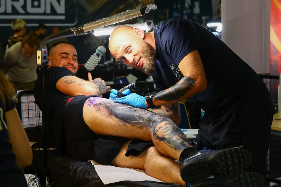 Łódź Tattoo Konwent w Atlas Arenie, wielu łodzian z nowymi dziarkami.