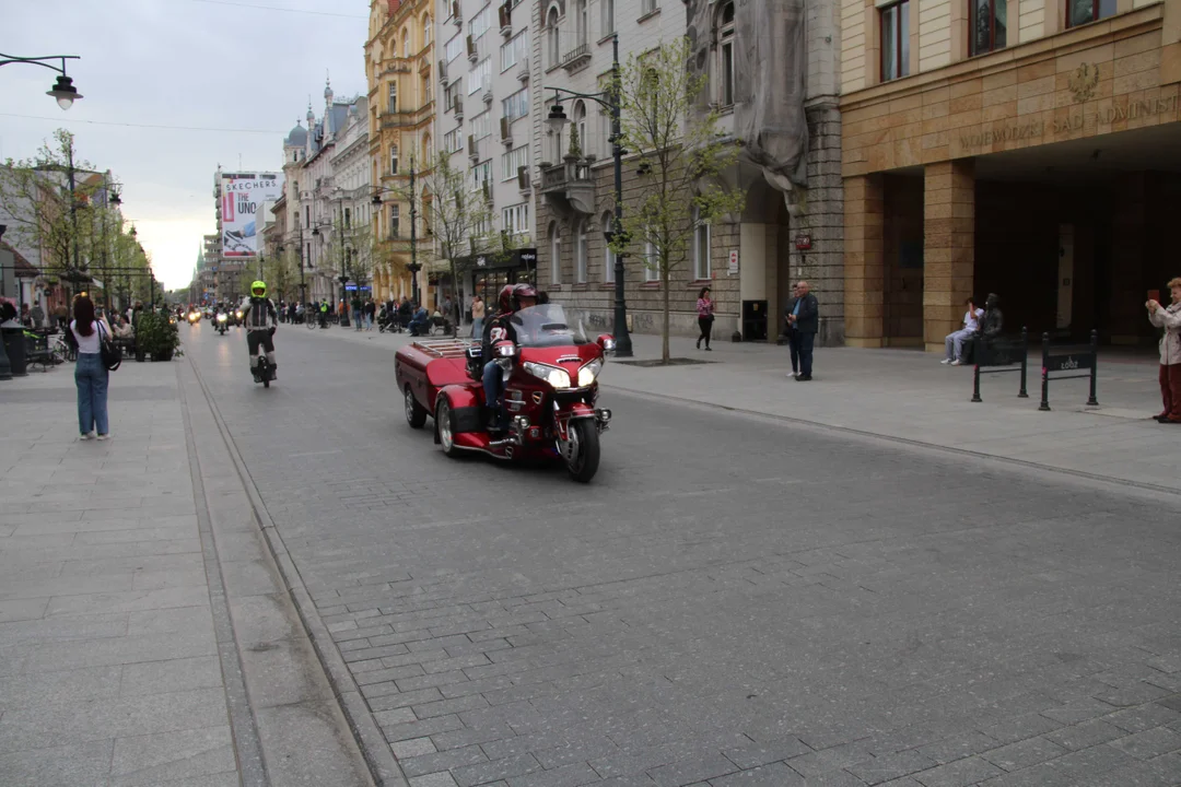 Wielka parada motocyklowa na ulicy Piotrkowskiej w Łodzi