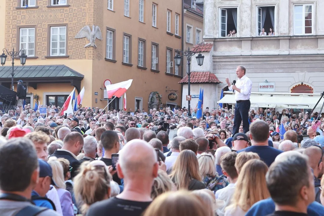 Grabarczyk, Joński, Gill-Piątek. Tysiące polityków, działaczy i sympatyków KO na wiecu w Warszawie - Zdjęcie główne