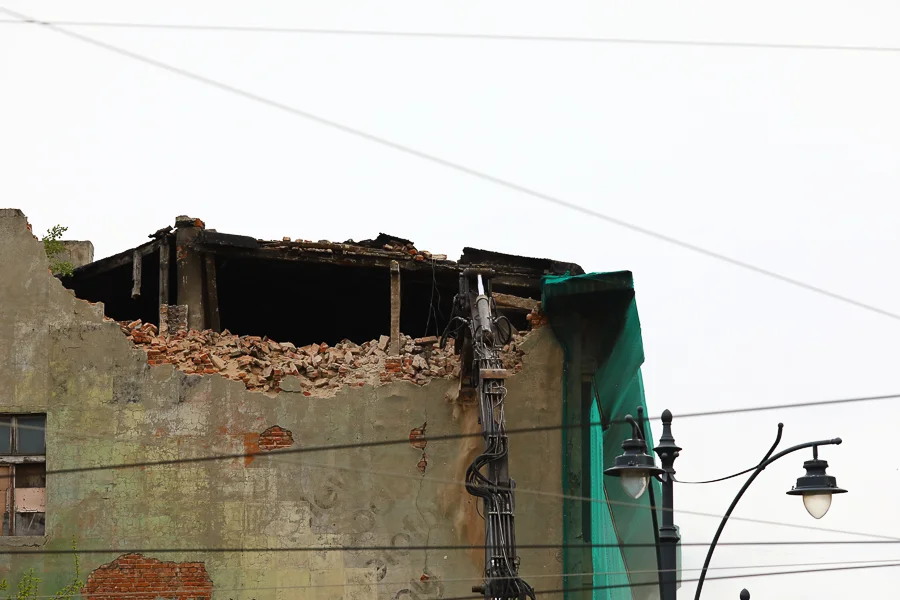 Kamienica przy Kilińskiego 49, w końcu, zostanie zburzona. Wiemy kiedy wrócą tramwaje