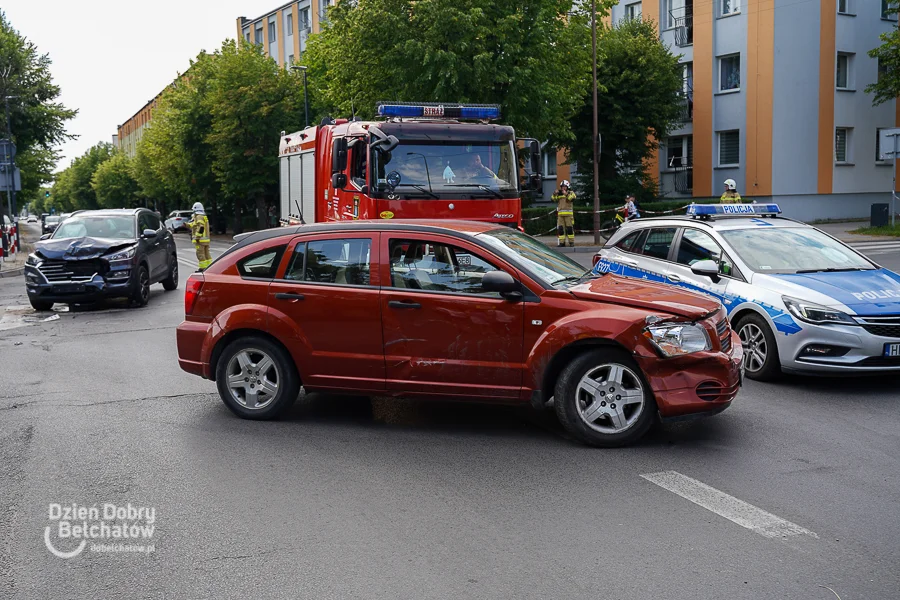 Dwie osobówki zderzyły się na skrzyżowaniu. Policja wyjaśnia, co się stało [FOTO] - Zdjęcie główne